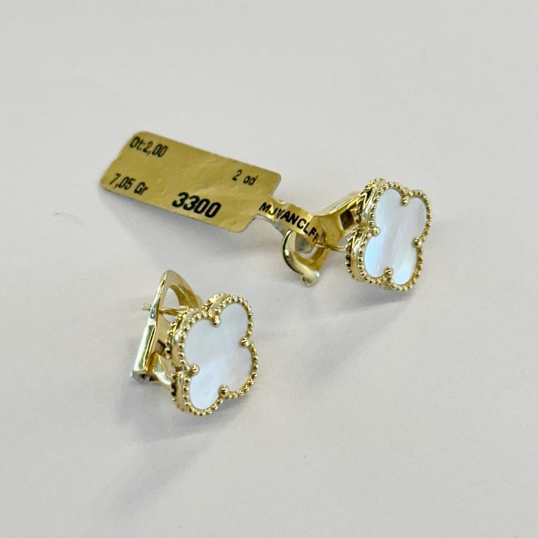 Aretes de flor blanca