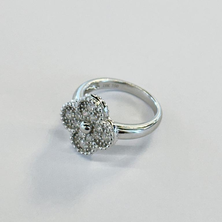 Anillo de diamantes con flor