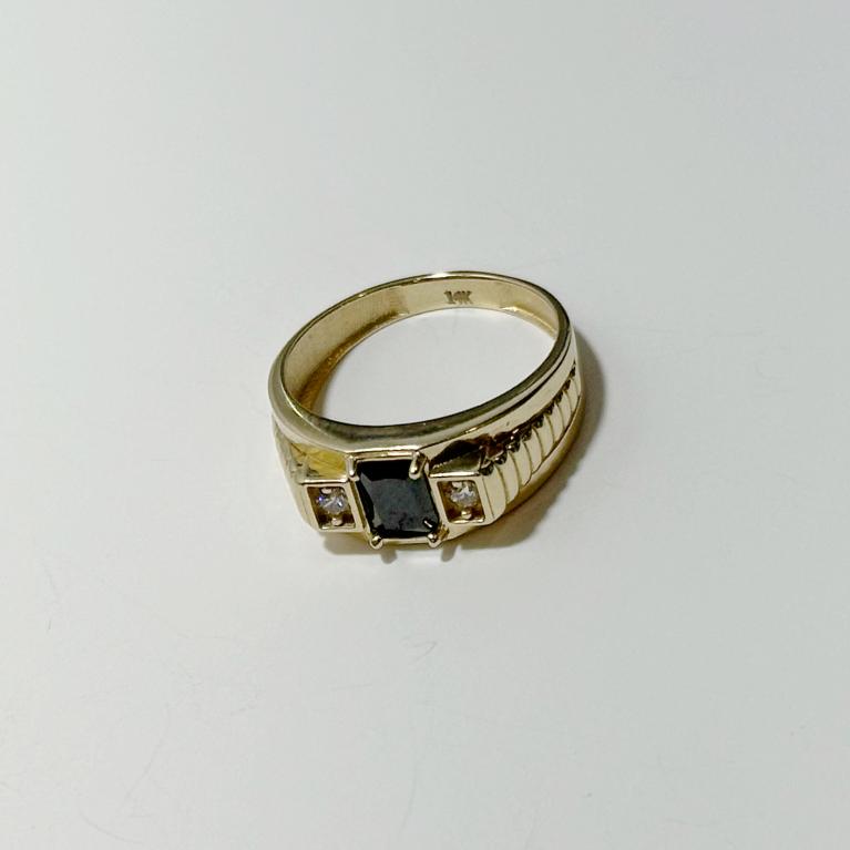 Anillo con piedra negra y Zirconia a los lados