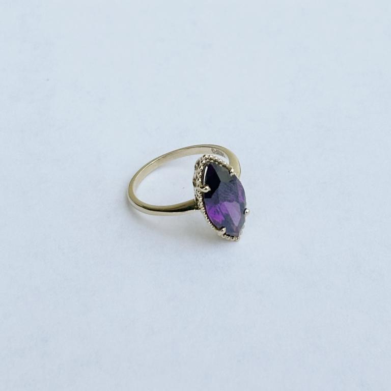 Anillo con piedra morada