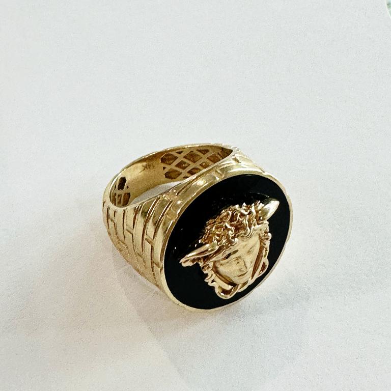 Anillo negro con medusa